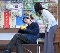 　広瀬すず（右）に撮影される横浜流星（撮影・西岡正）