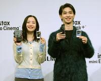 　カメラと写真を手に笑顔を見せる広瀬すず（左）と横浜流星（撮影・西岡正）