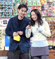 　チェキの撮影画像の見入る横浜流星（左）と広瀬すず（撮影・西岡正）