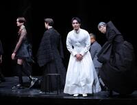 　会見の最後に一礼する成宮寛貴（撮影・西岡正）