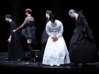 　会見の最後に一礼する成宮寛貴（撮影・西岡正）