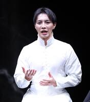 　舞台について熱く語る成宮寛貴（撮影・西岡正）