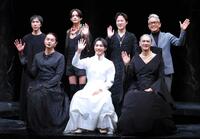 　初日前会見を行った出演者ら（撮影・西岡正）