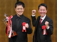 　会場に駆けつけた福田充徳（右）とポーズをとる有田哲平（撮影・棚橋慶太）