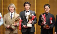 　笑顔で撮影に応じる（左から）技能賞の新日本プロレス・棚橋弘至社長、新人賞のＴＨＥ　ＲＡＭＰＡＧＥ・武知海青、特別話題賞の有田哲平（撮影・棚橋慶太）