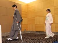 　結婚会見に登場した辻本達規と松井珠理奈（撮影・佐々木彰尚）