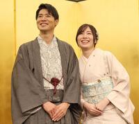 　結婚会見をした辻本達規、松井珠理奈（撮影・佐々木彰尚）