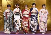 　絵馬に書いた目標を見せる（左から）瀬戸口心月、奥田いろは、菅原咲月、五百城茉央、愛宕心響＝乃木神社（撮影・園田高夫）