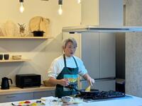 　手際よく実演調理する登坂淳一アナ