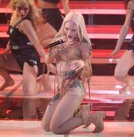 妖艶な姿で歌う、ちゃんみな＝２０２５年１２月３１日