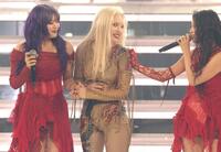 ＨＡＮＡと共演した、ちゃんみな（中央）＝２０２５年１２月３１日