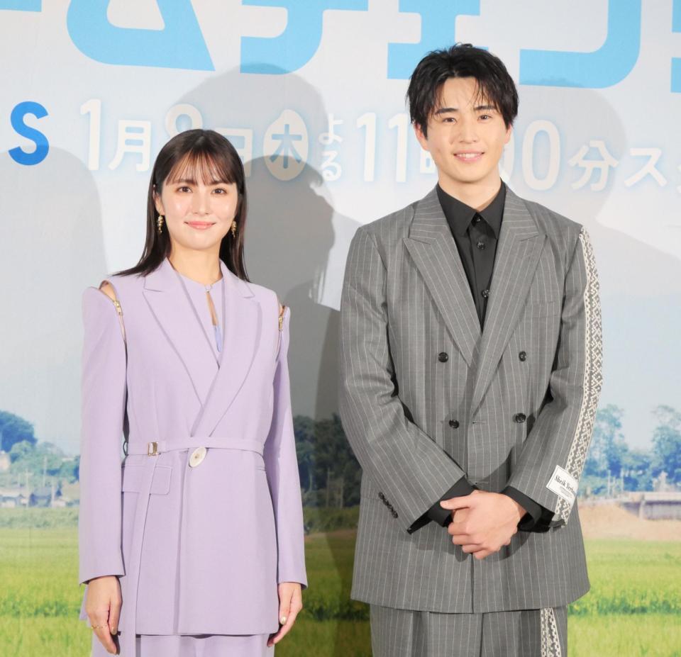 　会見に出席した中沢元紀（右）と石川恋