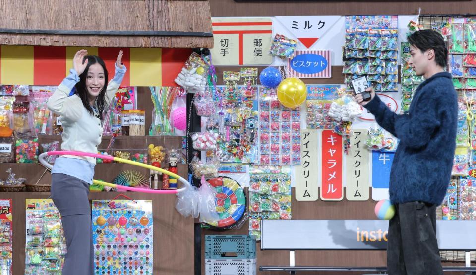 　横浜流星（右）の撮影でフラフープを披露する広瀬すず（撮影・西岡正）