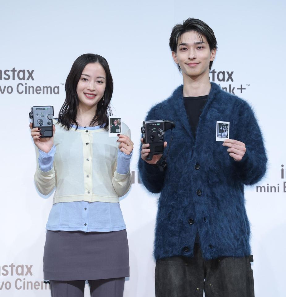 　カメラと写真を手に笑顔を見せる広瀬すず（左）と横浜流星（撮影・西岡正）