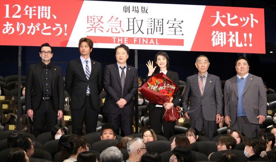 　舞台あいさつに出席した（左から）鈴木浩介、速水もこみち、田中哲司、天海祐希、でんでん、塚地武雅