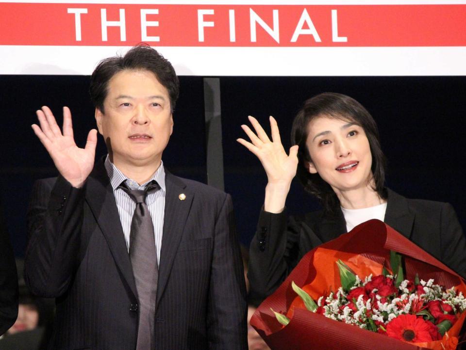 　手を振る田中哲司（左）と天海祐希