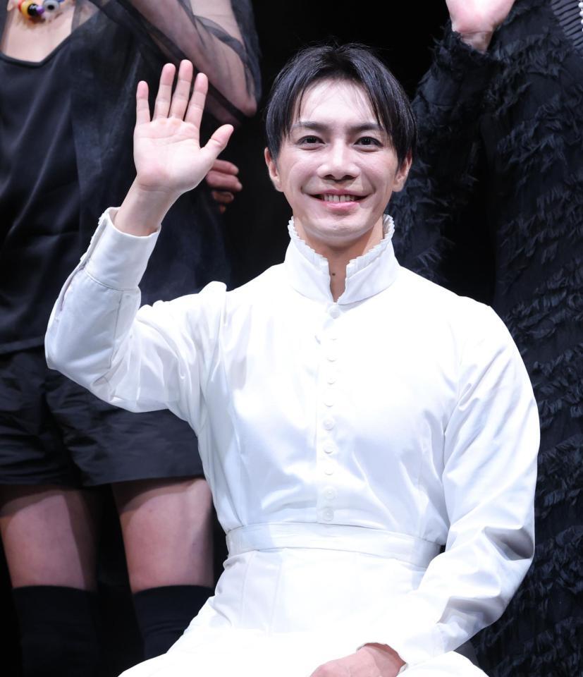 　笑顔で手を振る成宮寛貴（撮影・西岡正）