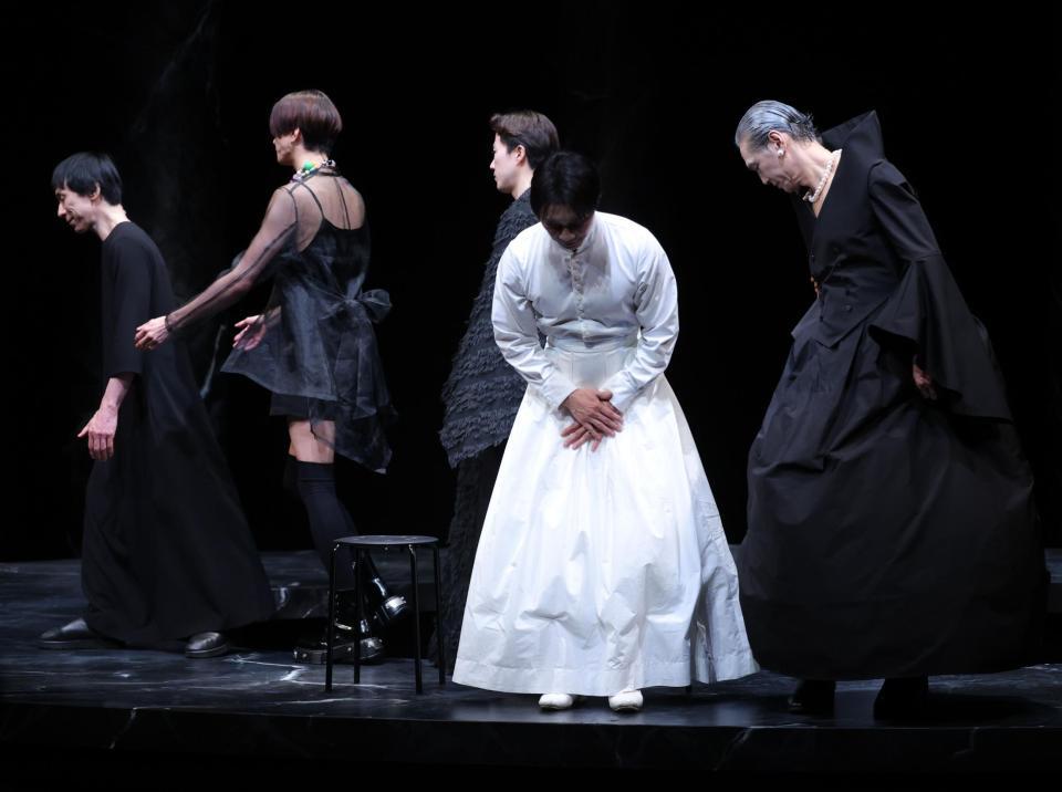 　会見の最後に一礼する成宮寛貴（撮影・西岡正）