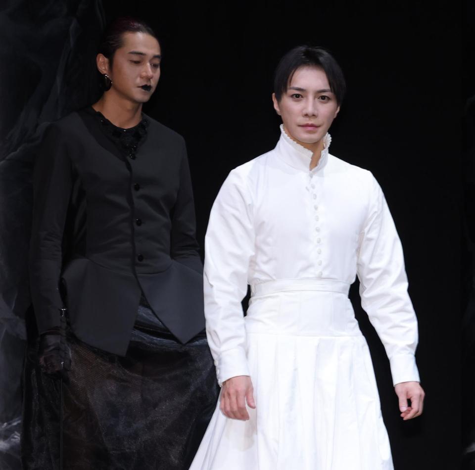 　会見に登場する東出昌大（左から）と成宮寛貴（撮影・西岡正）