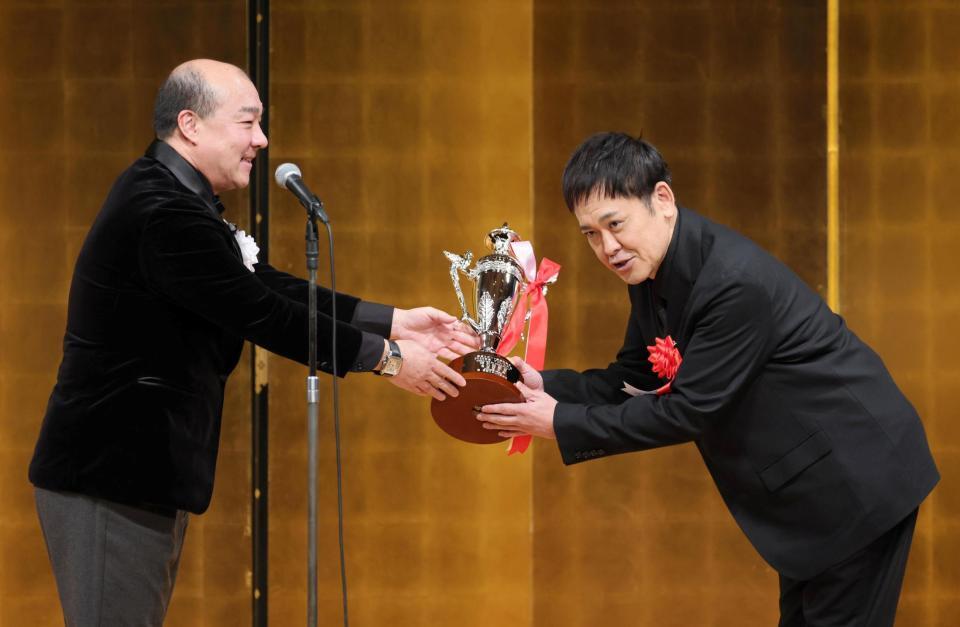 　エクスコムグローバル株式会社・西村誠司社長（左）から表彰を受ける有田哲平（撮影・棚橋慶太）