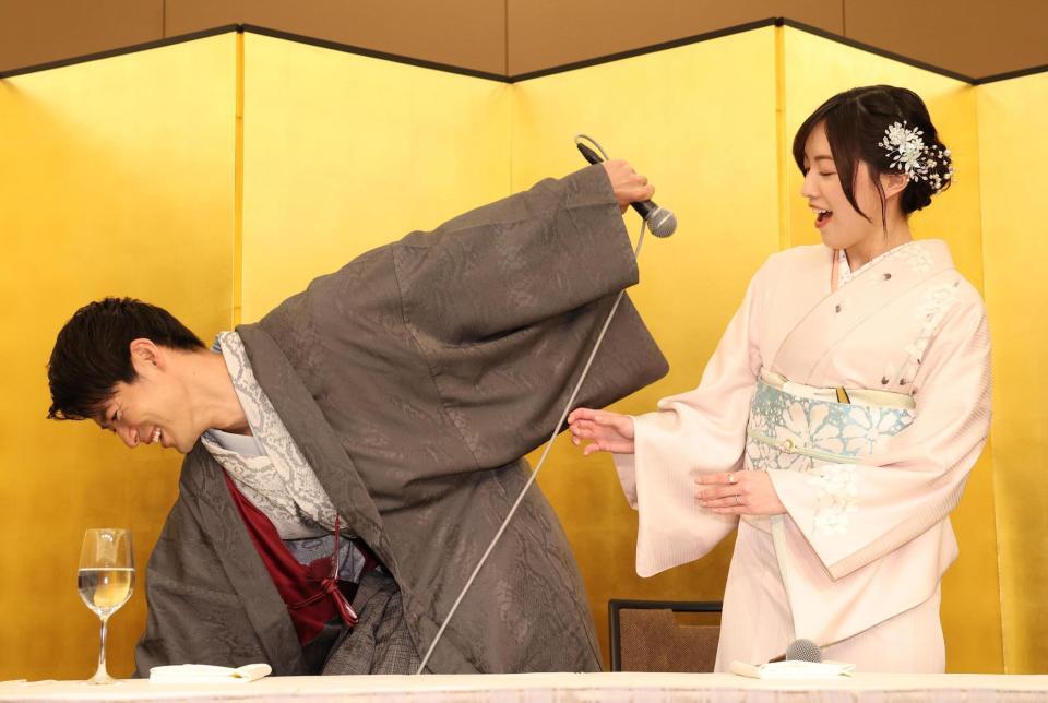 　松葉づえにマイクのコードがからまった辻本達規と驚く松井珠理奈（撮影・佐々木彰尚）