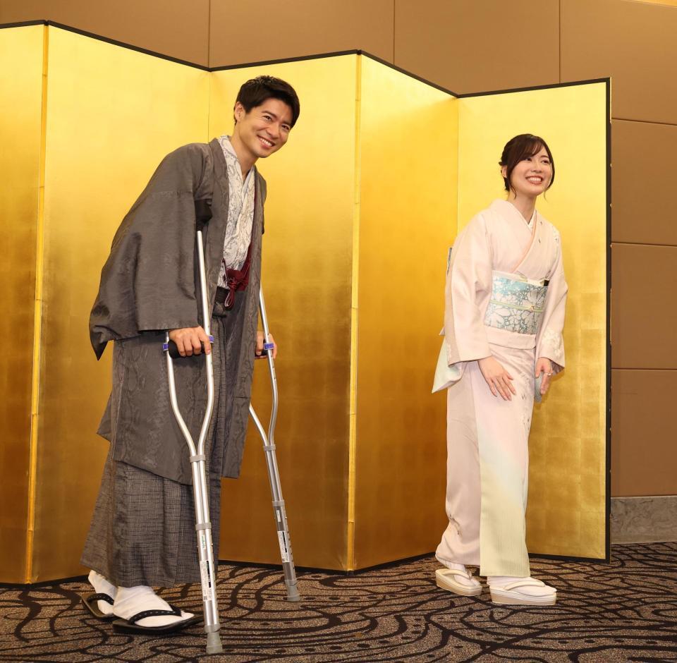 　結婚会見を終えた辻本達規と松井珠理奈（撮影・佐々木彰尚）