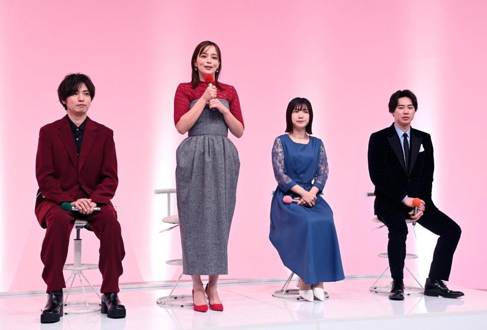 　発表会見で勢ぞろいの（左から）桐山漣、加藤ローサ、福田麻貴、戸塚純貴（撮影・園田高夫）