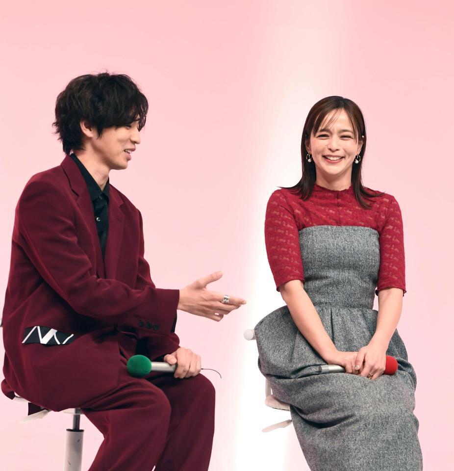 　桐山漣（左）と談笑する加藤ローサ（撮影・園田高夫）