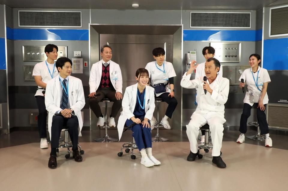 　橋本環奈（前列中央）ら出演者が撮影セットで仲良くトーク