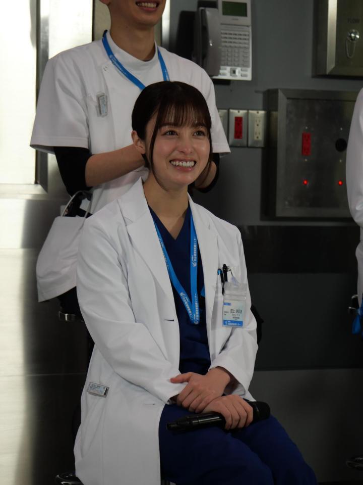 　白衣姿もキュートな橋本環奈