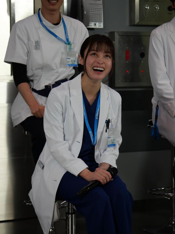 　白衣姿で笑顔を見せた橋本環奈