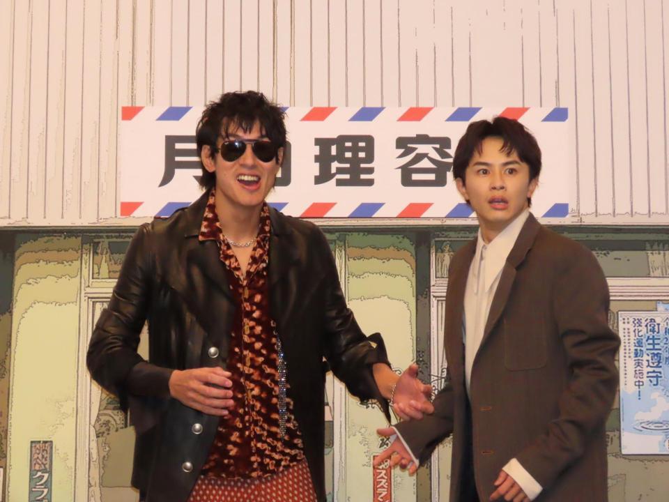 ドラマ制作発表で寸劇を行った中島歩（左）と草川拓弥