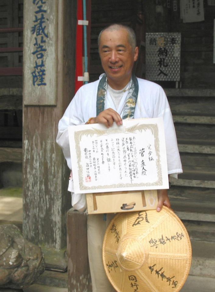 　２００４年７月、年金未納問題で代表を辞任した後、丸刈りの遍路姿で四国八十八カ所を巡る菅直人氏