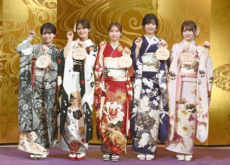 　ポーズを決める乃木坂４６の新成人（撮影・園田高夫）