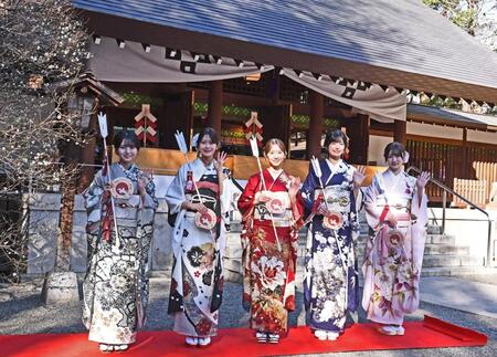 　晴れ着姿で勢ぞろいの（左から）瀬戸口心月、奥田いろは、菅原咲月、五百城茉央、愛宕心響＝乃木神社（撮影・園田高夫）