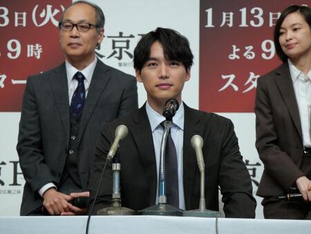 スーツ姿がよく似合う福士蒼汰（中央）