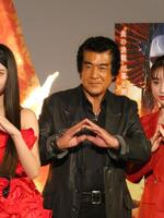 　ポーズを決める藤岡弘、＝都内