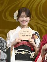 　成人の目標を掲げる奥田いろは＝乃木神社（撮影・園田高夫）