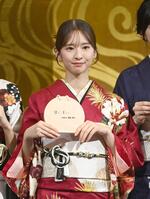 　成人の目標を見せる菅原咲月＝乃木神社（撮影・園田高夫）