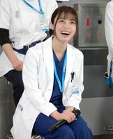　白衣姿で笑顔を見せる橋本環奈