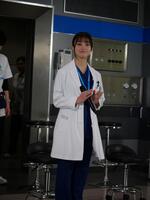 　白衣姿で登場した橋本環奈