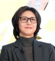 　ショートヘアで会見に登場した松嶋菜々子