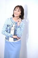 　アイドルからママになっても魅力的な西田ひかる＝衣装：ＹＵＫＩ　ＴＯＲＩＩ　ＩＮＴＥＲＮＡＴＩＯＮＡＬ（撮影・金居みつよし）