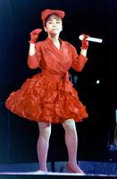 　中野サンプラザで初ライブを行った西田ひかる＝９０年４月