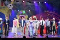 ゲネプロに参加した紅ゆずる（中央）