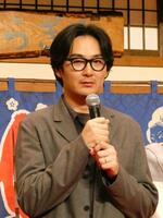 トークする松田龍平