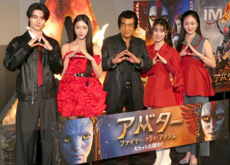 　（左から）藤岡真威人、天翔天音、藤岡弘、、藤岡舞衣、天翔愛