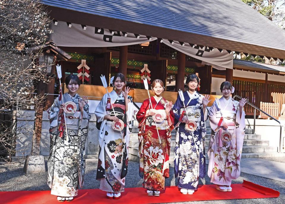 　晴れ着姿で勢ぞろいの（左から）瀬戸口心月、奥田いろは、菅原咲月、五百城茉央、愛宕心響＝乃木神社（撮影・園田高夫）