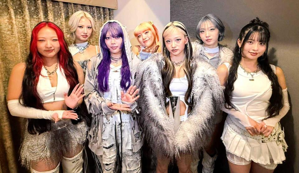 　ＨＡＮＡの（前列左から）ＣＨＩＫＡ、ＮＡＯＫＯ、ＹＵＲＩ、ＫＯＨＡＲＵ、（後列同）ＭＯＭＯＫＡ、ＭＡＨＩＮＡ、ＪＩＳＯＯ