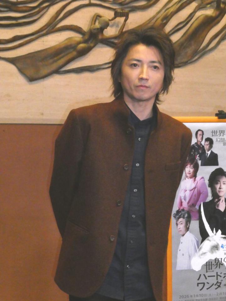 撮影に応じる藤原竜也